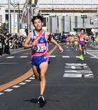 「力走する岡山の黒田朝」の画像1