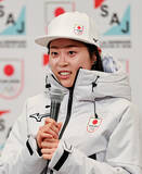 「記者会見する勢藤」の画像1