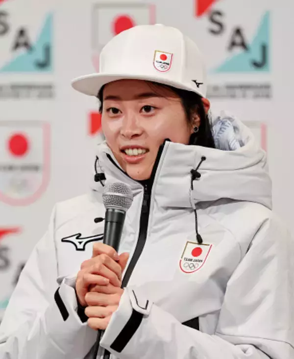 記者会見する勢藤