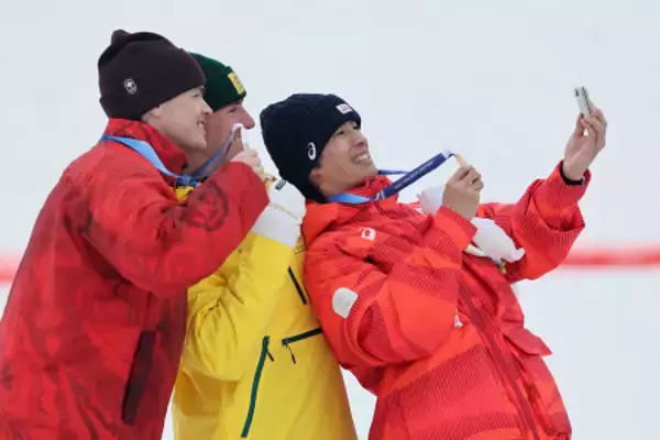 記念撮影する堀島ら　五輪