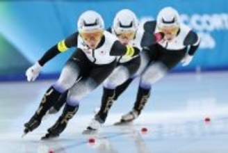 滑走する高木ら　五輪