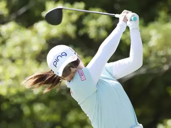 ティーショットを放つ佐久間　ゴルフ