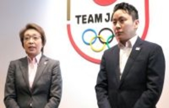 取材に応じる橋本会長ら