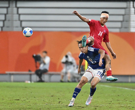 競り合う佐藤　アジア大会