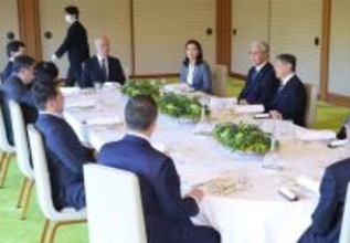 天皇陛下、カザフ大統領と会見＝昼食会も―皇居