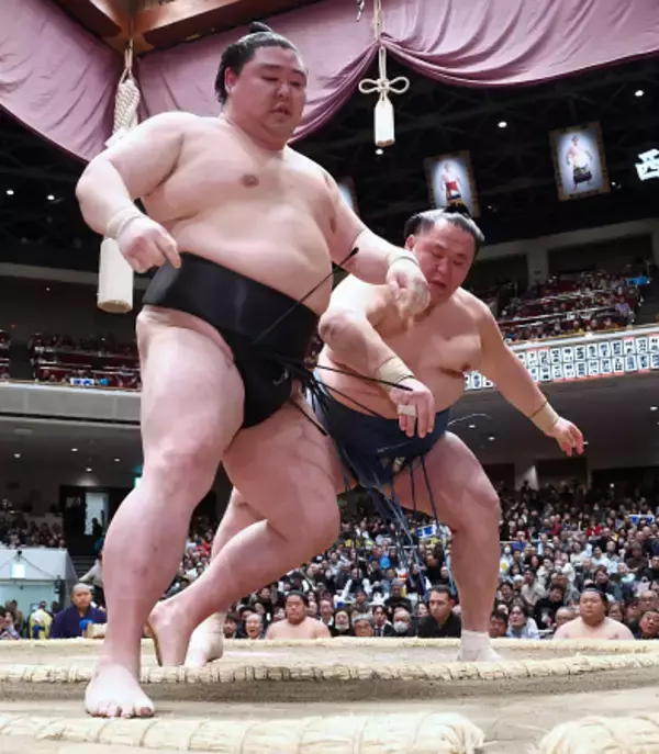 玉鷲の押し出し