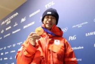 銅メダルを手にする堀島行真　五輪