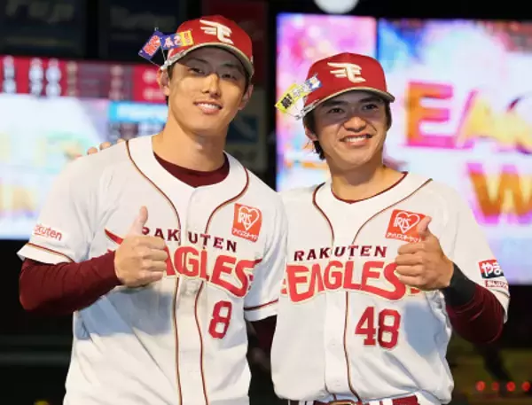 撮影に応じる辰己と平良　プロ野球