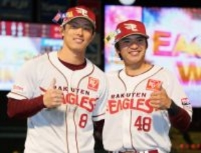 撮影に応じる辰己と平良　プロ野球