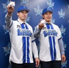 入団会見の尾形と井上朋　プロ野球