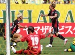 喜ぶ荒木　Ｊリーグ