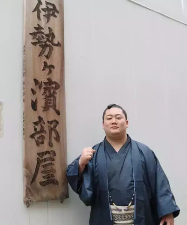撮影に応じる嵐富士