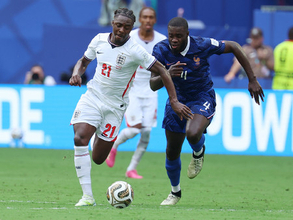 ドリブルするエゼ　Ｗ杯サッカー