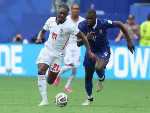 ドリブルするエゼ　Ｗ杯サッカー