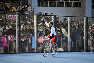 歓声に応える郡司