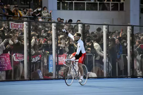 歓声に応える郡司