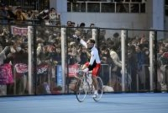 歓声に応える郡司