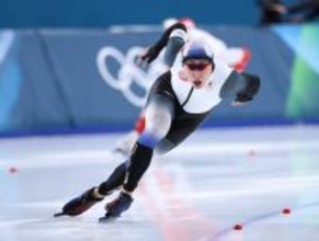 滑走する新濱　五輪