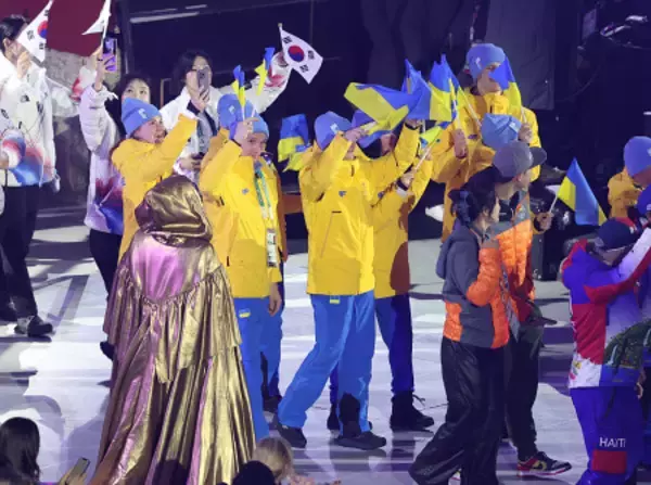 入場するウクライナ選手団　五輪