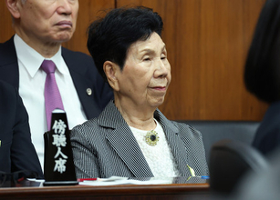 傍聴する袴田ひで子さん