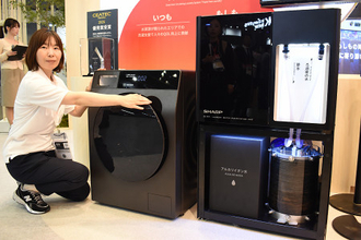 シャープ、水を再利用できる洗濯機披露