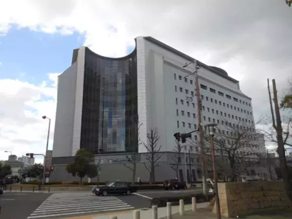 １０階から高校に陶器投げる＝殺人未遂容疑、女逮捕―大阪府警