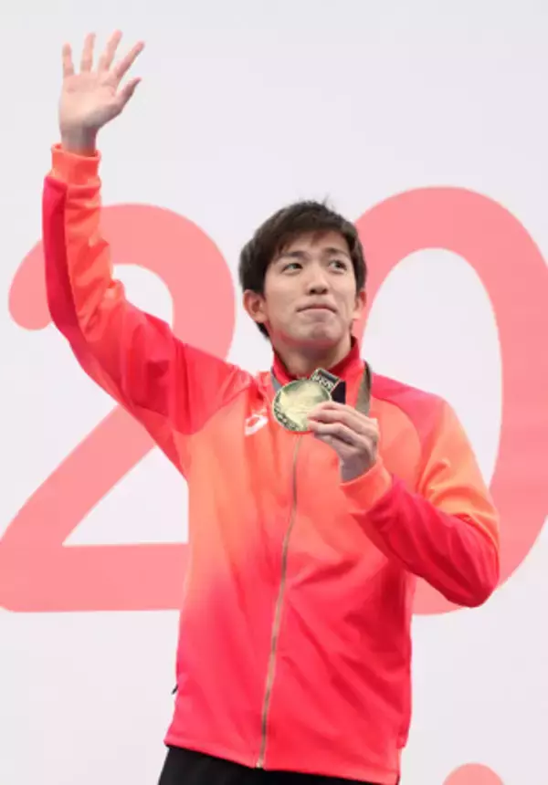 観客に手を振る茨　デフリンピック