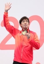 観客に手を振る茨　デフリンピック