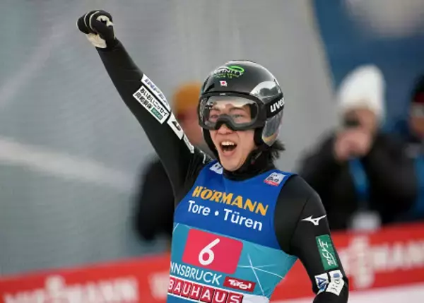 右手を掲げる二階堂