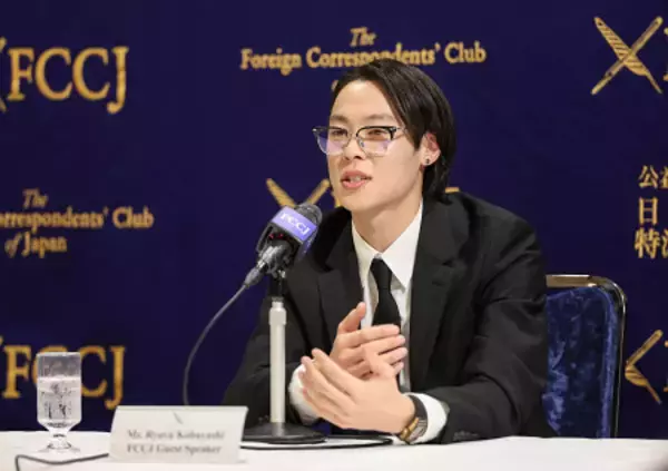 記者会見する小林陵