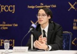 記者会見する小林陵