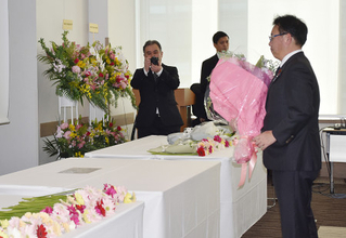 献花する上野厚労相