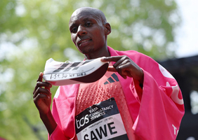 シューズを持つサウェ