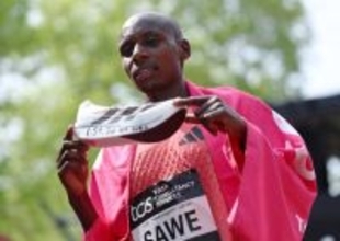 シューズを持つサウェ