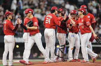 喜ぶ楽天ナイン　プロ野球