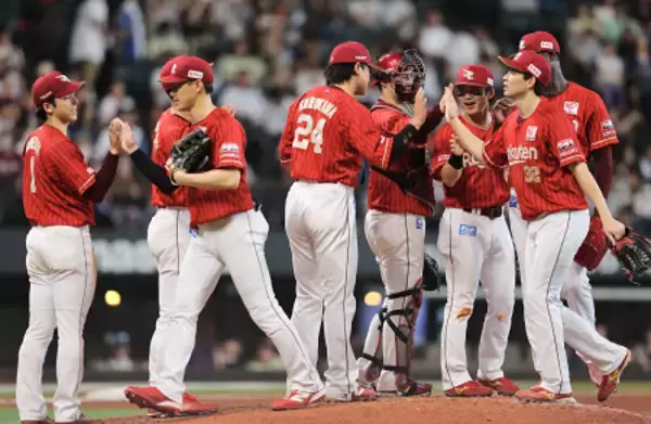 喜ぶ楽天ナイン　プロ野球