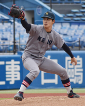 慶大の渡辺和、変化球さえる＝東京六大学野球