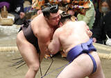 「霧島、安青錦を初撃破＝好調維持の元大関―大相撲初場所」の画像1