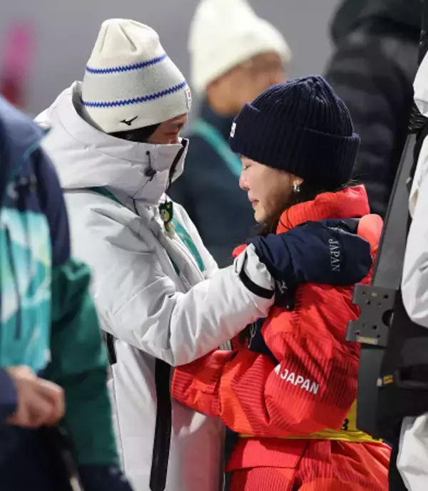 涙する高梨　五輪