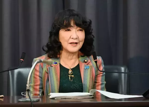 会見する片山財務相