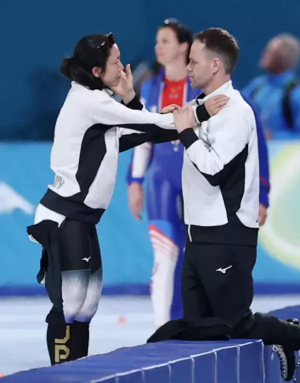 コーチと言葉を交わす高木　五輪