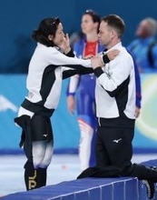 コーチと言葉を交わす高木　五輪