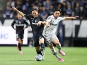 競り合う唐山と北島　Ｊリーグ