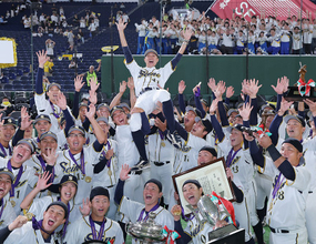 胴上げされる佐伯監督　都市対抗野球