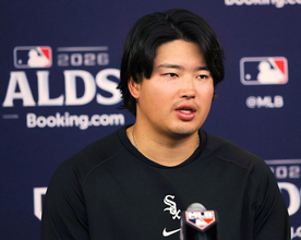 記者会見する村上　大リーグ