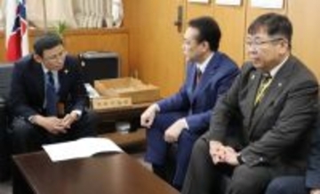 水産庁長官に要望する大泉函館市長ら
