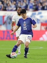 パスを出す鈴木淳　サッカー日本代表