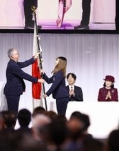 団旗を受け取る坂本