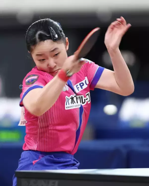プレーする張本美　全日本卓球