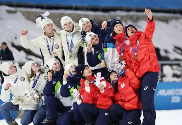 撮影するメダリスト　五輪